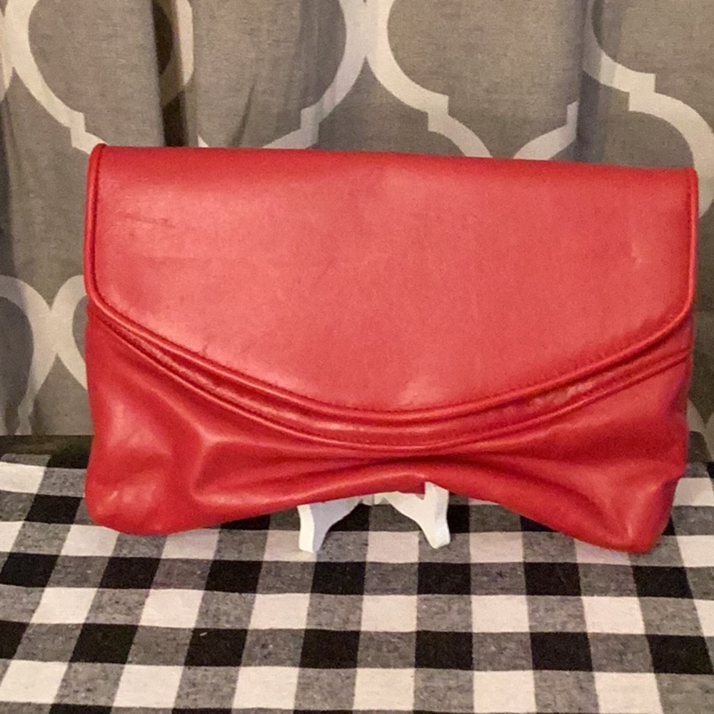 Red faux Vinyl Clucth
